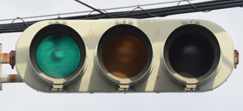 四日市市下さざらい町の横型信号機